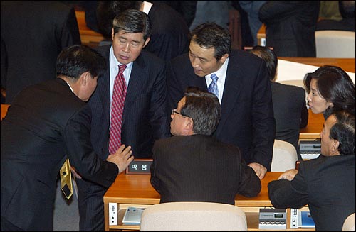 9일 오후 사립학교법 개정안 처리를 놓고 열린우리당과 한나라당이 대치하고 있는 가운데, 강재섭 한나라당 원내대표가 의원들과 대책을 논의하고 있다. 